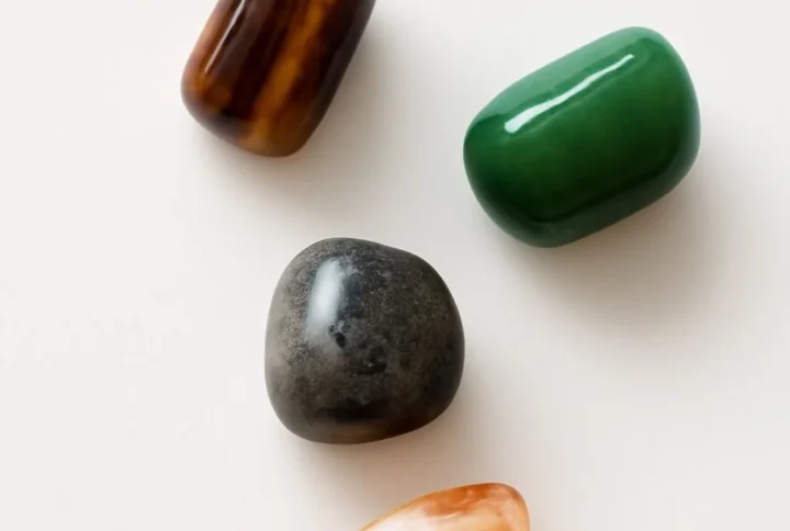 manifestation crystal kit with citrine pyrite tiger eye and green aventurine for abundance success and positive energy